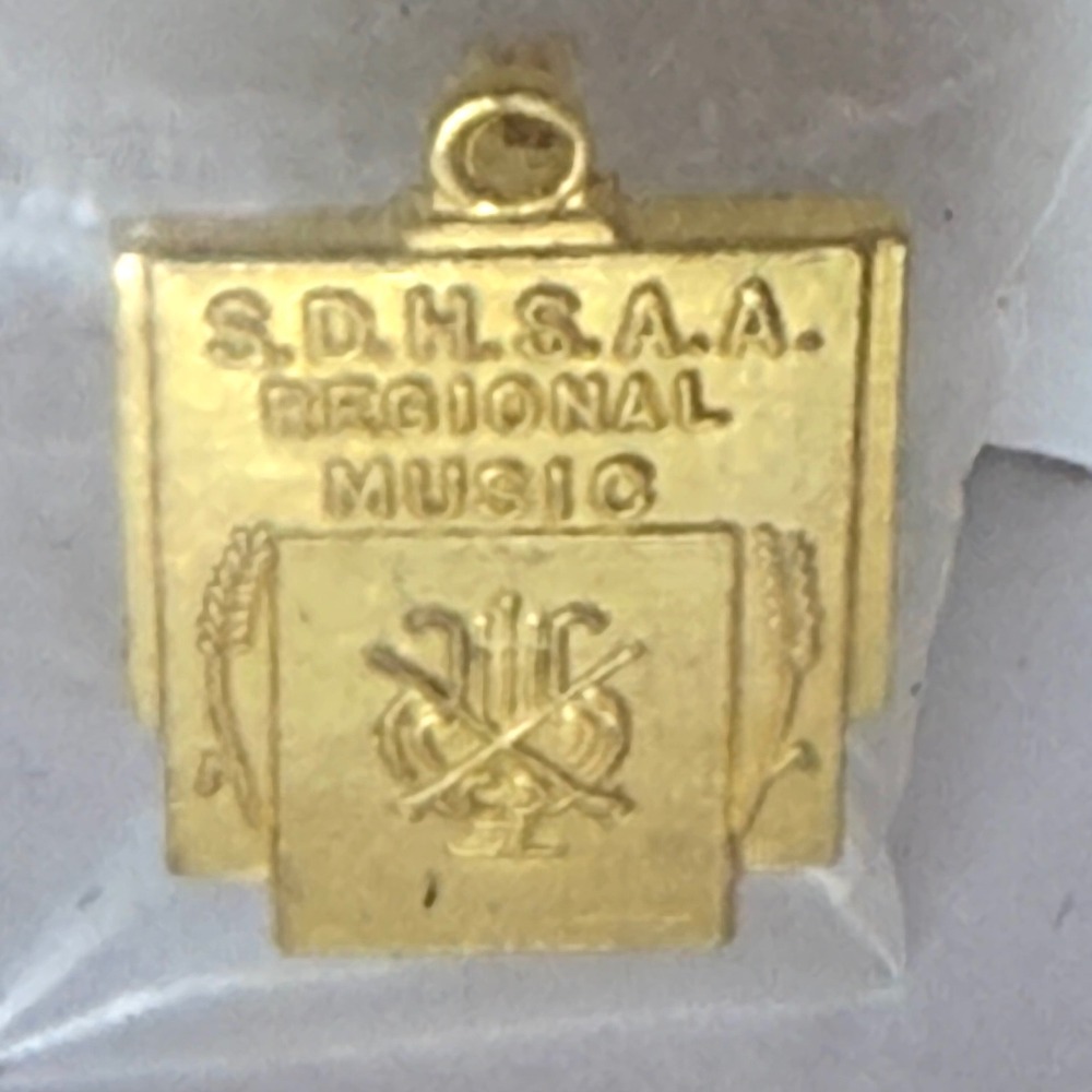 Vintage SDHSAA Regional Music Gold Tone Lyre Award Pin Pendant South Dakota High
